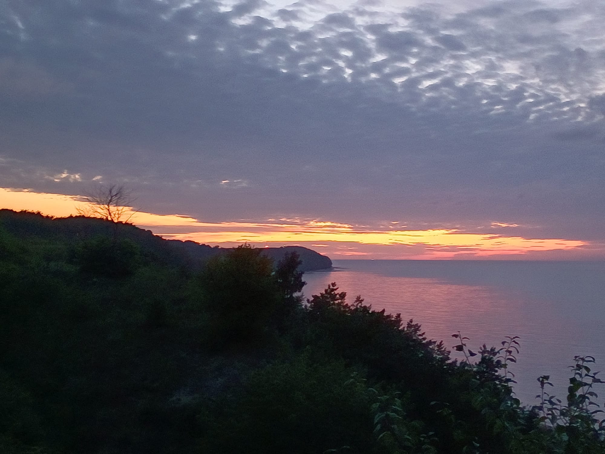 Zachód słońca nad plażą i klifem